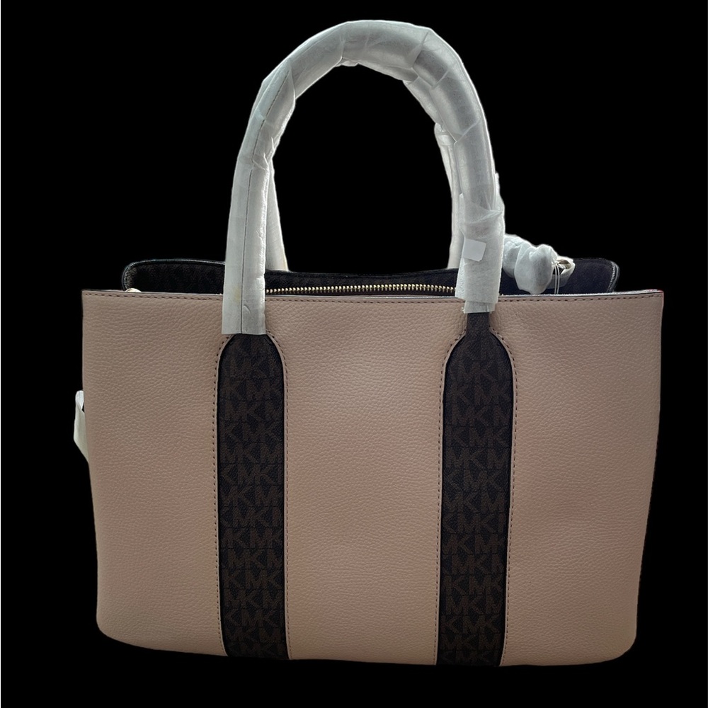 Brand New without tags Micheal Kors Satchel Bag with crossbody strap.